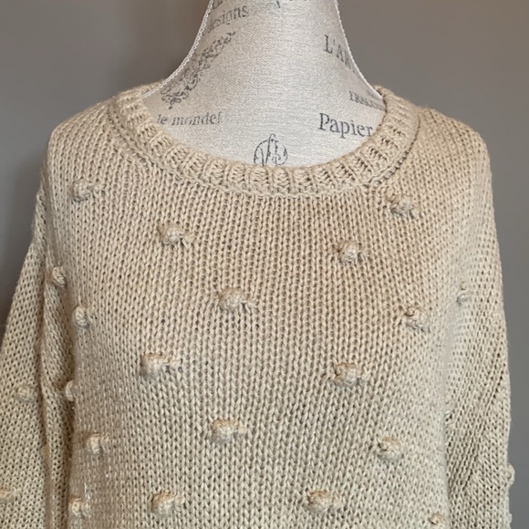 Zara pull over knit sweater. Sz med. a bit oversized
Neutral color - Picture 2 of 6